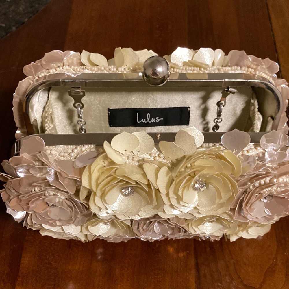 Lulus purse flowers!!
